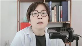 ▲黃智賢嗆館長「滿口利益、隨時可以跪」。（圖／翻攝自YouTube-黃智賢夜問頻道）

