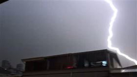 南投驚見「紫雷轟頂」影片曝光 草屯，打雷 圖/草屯人臉書