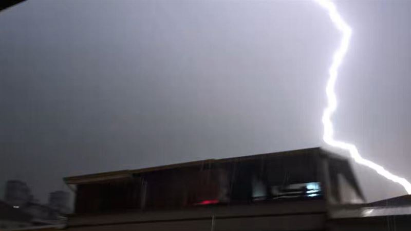 南投夜空驚見「紫色閃電」　震撼畫面曝光