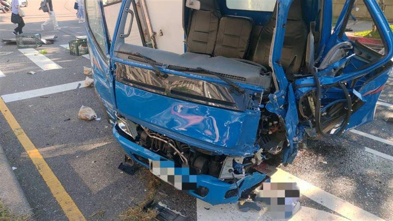 北市內湖區成功路二段,發生公車與貨車碰撞事故。(圖/翻攝畫面)