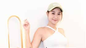 47歲女星何妤玟近日推出圖文新書與寫真年曆。(圖／翻攝自何妤玟臉書)