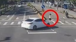 行人,車禍,命危,行人地獄,未禮讓,台中,遛狗（圖／翻攝畫面）