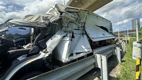 國道2號,自撞,護欄,匝道（圖／翻攝畫面）