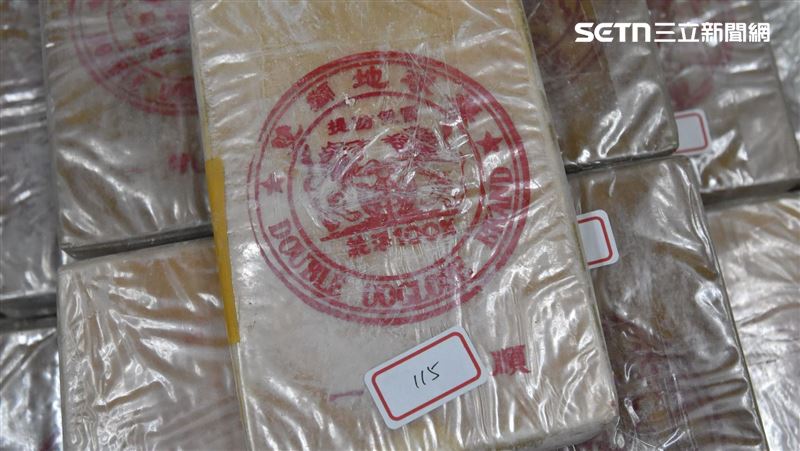 台中男路倒掉出2把槍！藏毒品磚市價15億