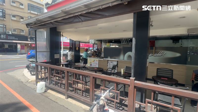 王小姐在連鎖咖啡店買了杯黑糖珍珠厚奶茶,卻差點吞下一根3.5公分鐵條。(圖/王小姐提供)