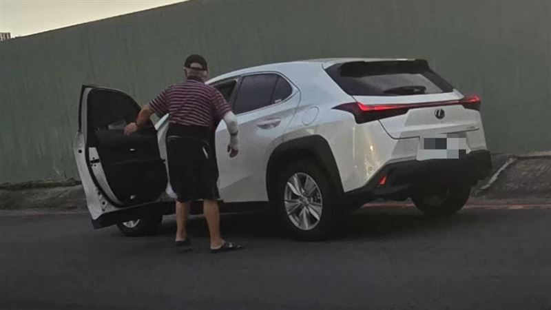 驚悚畫面曝！台中70歲老伯猛撞騎士又拖行