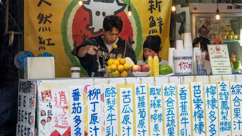 知名男星現身果菜攤打工求生　曾寶儀證實