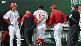 ▲味全龍拿莫．伊漾遭頭部觸身球。（圖／翻攝自味全龍臉書）