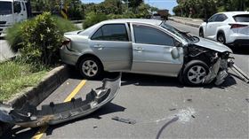 彰化71歲阿伯開車恍神！追撞砂石車「轎車失控翻滾」撞爛