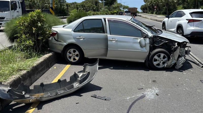 彰化71歲伯開車恍神！追撞砂石車失控翻滾