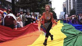 ▲對於美國保守派在支持上的轉變，恐因跨性別議題所引起的爭議有關。（圖／美聯社／達志影像）