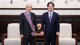 ▲賴清德頒授日本台灣交流協會前會長大橋光夫「大綬景星勳章」。（圖／總統府提供） 