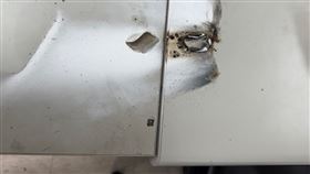 員警辦公桌被炸出洞，模樣十分駭人。（圖／翻攝畫面）