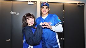 ▲PS女孩峮峮在經典賽資格賽和旅美投手林維恩合影。（圖／翻攝自峮峮IG）