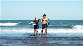 楊貴媚飾演的角色，是酒吧裡大家稱羨的「戀愛大姊姊」，擁有年紀小她許多的鮮肉小男友，兩人經常相約衝浪放閃、感情如膠似漆。（圖／逆光電影提供）