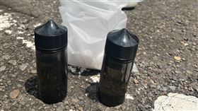 員警在肇事騎士的機車內查出毒煙油2罐。（圖／警方提供）