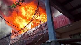 ▲今天下午基隆一處鐵皮屋發生火警，火勢猛烈，所幸無人受困受傷。（圖／翻攝畫面）