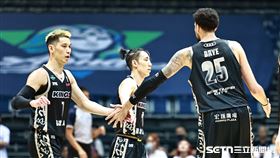 ▲TPBL總冠軍賽G6，新北國王後衛林書豪和洋將奧帝擊掌。（圖／記者劉彥池攝影）