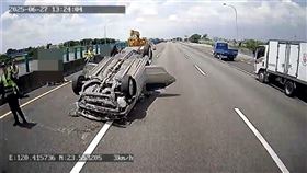 蔡女疑因精神不濟，直接在國道上翻車。（圖／翻攝畫面）