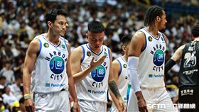 ▲TPBL總冠軍賽G6，全家海神後衛陳懷安（中）遭到犯規倒地。（圖／記者劉彥池攝影）