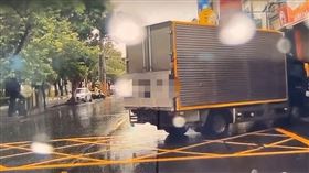  岡山區下午發生離譜車禍，所幸無人因此傷亡。（圖／翻攝畫面）