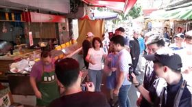 ▲蔣萬安陪王鴻薇掃街，遭民眾當面嗆，「我繳稅不是為了要養共匪」。（圖／翻攝畫面）