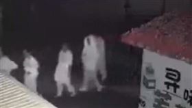 中國廣州市近日凌晨驚見一群白衣人在街頭列隊行走。（圖／翻攝自《新京報》）