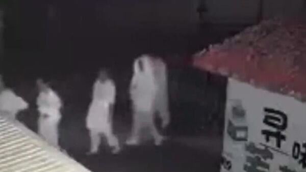 50白衣人為這事半夜詭異行走…官方說明了