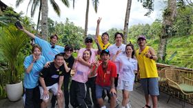 《玩很大》邀請夫妻檔參戰，左起Mei、蕭景鴻（阿弟）、屈中恆、Vicky、玖壹壹健志、Mia、吳宗憲、坤達、廖怡塵、臧芮萱、林柏昇。（圖／《綜藝玩很大》提供）