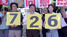 ▲台南市長黃偉哲於行程空檔間，赴大直市場掃街現場，聲援大罷免。（圖／翻攝畫面）