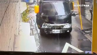 小貨車市區連環撞　沿途波及店家汽機車