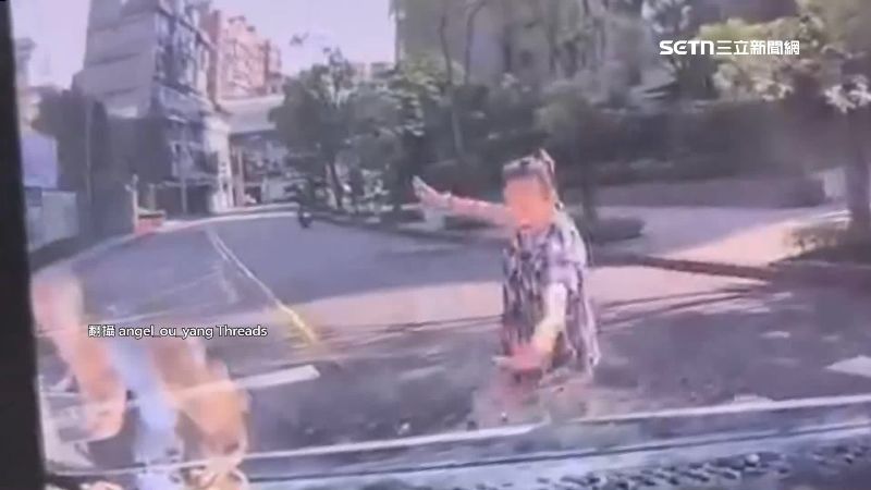 直擊行人地獄！內湖婦走斑馬線下秒遭撞飛