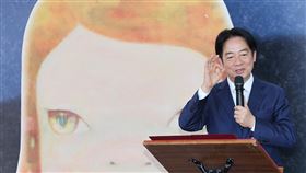 奈良美智巡展前進金瓜石  賴總統揪台日民眾參觀「跟著朦朧潮濕的一天去金瓜石」開幕活動28日上午舉行，總統賴清德（圖）致詞表示，此次在金瓜石的展覽還有4名台灣新銳藝術家一起展出，展現台日藝術的交流激盪，他想邀請全國好朋友一起跟著畫作去旅行，也想邀請日本朋友一起跟著奈良的畫作在台灣旅行。中央社記者郭日曉攝  114年6月28日