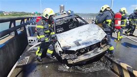 整台車被燒的體無完膚，所幸無人因此傷亡。（圖／翻攝畫面）