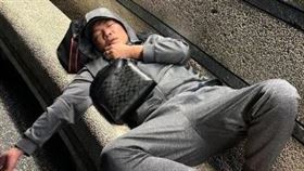 有網友目擊天峰已淪落街頭睡在公園。（圖／翻攝自「爆廢公社公開版」臉書）