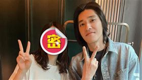 藍正龍同框「眼鏡妹小助理」竟是日本女神長澤雅美。（圖／翻攝自藍正龍微博）