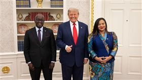 盧安達、民主剛果的外交部長齊聚華府，簽署和平協議，作東的美國總統川普（中）開心直呼「真是美好的一天」。左一為盧安達外交部長努杭吉瑞荷（Olivier Nduhungirehe），右一為民主剛果外交部長華格納（Therese Kayikwamba Wagner）。（圖／翻攝自白宮臉書粉專）