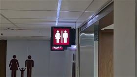 候機室女廁內驚傳藏有偷拍鏡頭，而桃機也在第一時間展開調查。（圖／翻攝畫面）