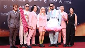 八十八顆芭樂籽入圍金曲樂團，主唱阿強穿女僕裝走紅毯。（圖／記者鄭孟晃、趙于瑩攝影）