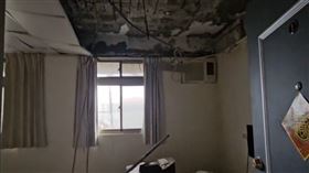 隨時都可能崩塌的天花板，讓繼續住在危樓內的住戶相當擔憂。（圖／翻攝畫面）