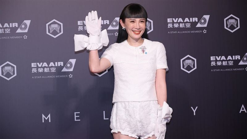 魏如萱登金曲獎紅毯　慘被批「尿布外穿」
