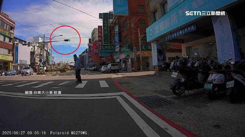 行人站斑馬線　汽、機車綠燈「不敢過」