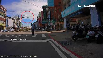 行人站斑馬線　汽、機車綠燈「不敢過」