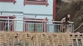 貴州洪災釀山崩！女受困民宅急呼救　旁邊土石狂掉畫面曝