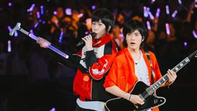五月天登上大巨蛋舉辦《回到那一天》25週年巡迴演唱會，28日是第二晚演出。（圖／相信音樂提供）