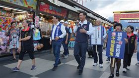 花蓮藍營籲反罷免  與罷團活動現場僅隔50公尺多個公民團體28日在花蓮市石來運轉廣場舉行民主嘉年華宣講市集，呼籲民眾投票同意罷免；同時間相隔約50公尺外，藍營也集結掃街開講，呼籲鄉親「反惡罷」。中央社記者張祈攝  114年6月28日