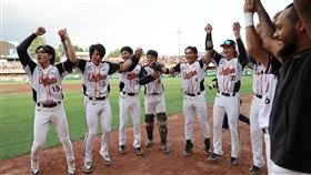 ▲統一獅球員走出休息室迎接敲出百轟的林安可。（圖／統一獅提供） 