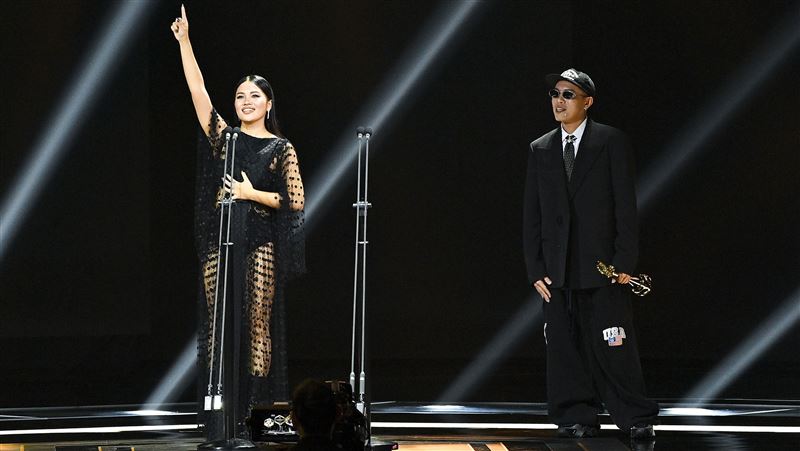 下半身透視裝　她得獎上台說錯話崩潰哭了