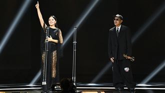 下半身透視裝　她得獎上台說錯話崩潰哭了