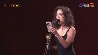 金曲最大贏家是她　連拿3獎打赤腳上台